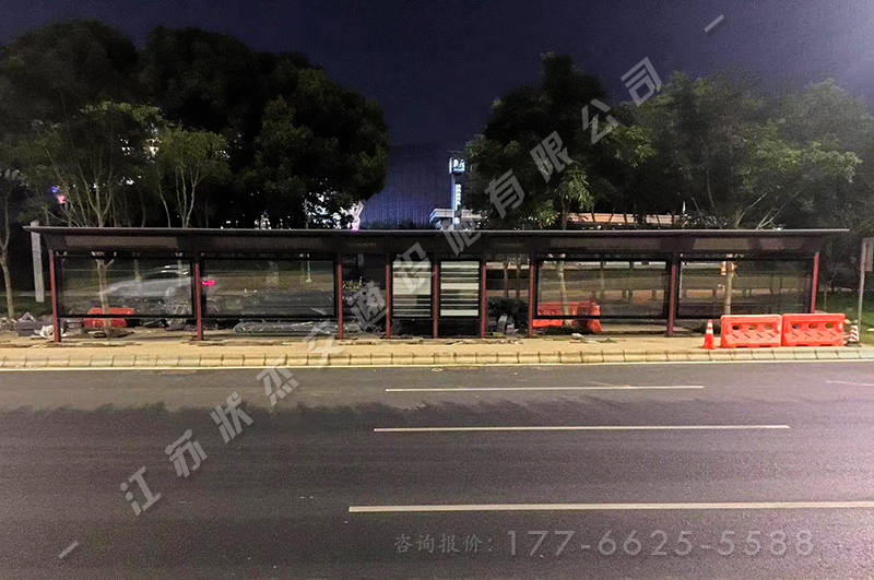 加長型公交車站臺安裝完成